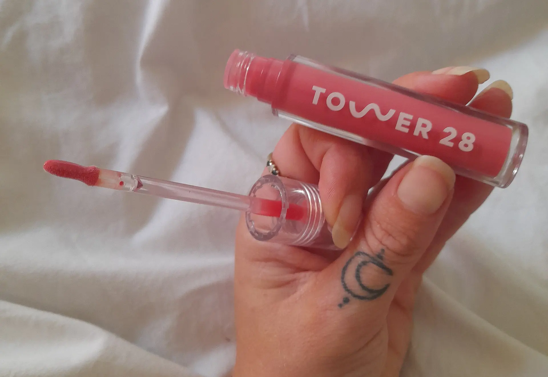 Tower 28 ShineOn Lip Jelly: Lip Gloss Lembut dengan Kilau Alami
