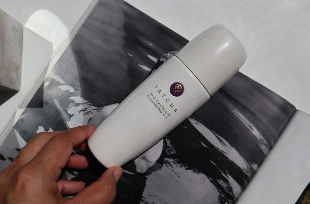 Tatcha The Camellia Cleansing Oil: Pembersih Ringan yang Efektif Menghapus Makeup